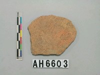 藏品(淺褐色夾砂陶片)的圖片